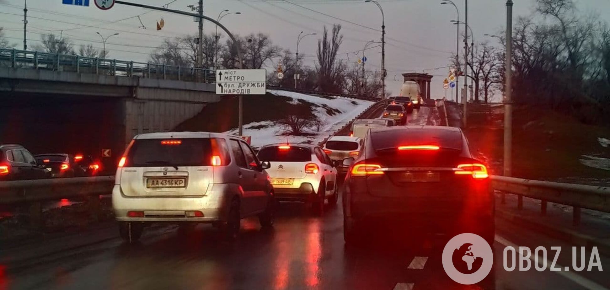 Проблеми з рухом для авто є по всьому місту