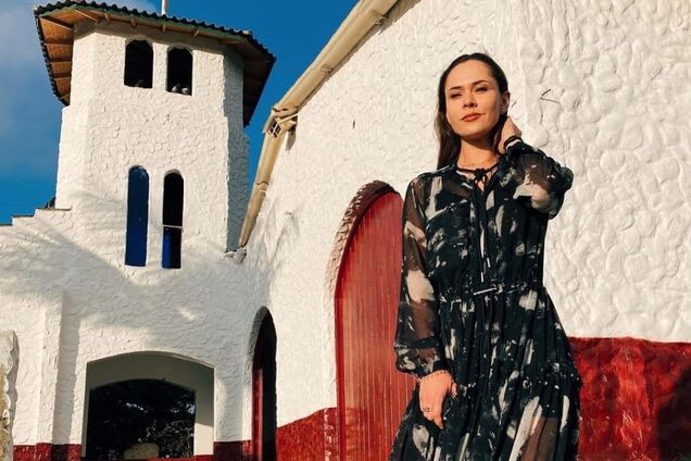 Юлия Санина показала яркий образ 80-х