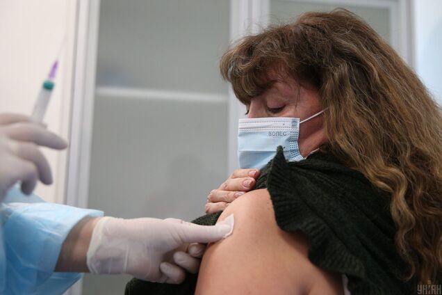 Украинцев будут по-другому прививать вакциной CoviShield: что изменится