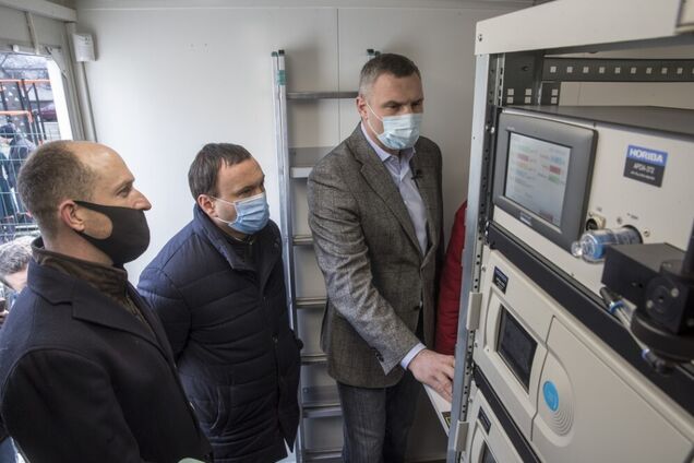 У Києві встановили перші пости моніторингу повітря: Кличко перевірив їхню роботу. Фото