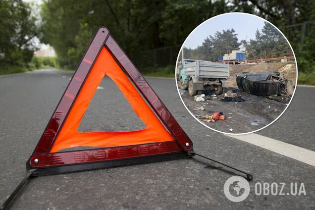 В Киеве произошло серьезное ДТП с двумя легковушками и грузовиком. Фото и видео