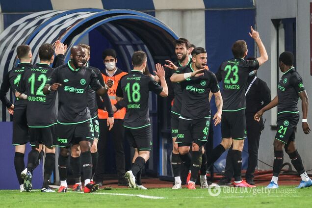 Артем Кравець (№23) святкує забитий гол