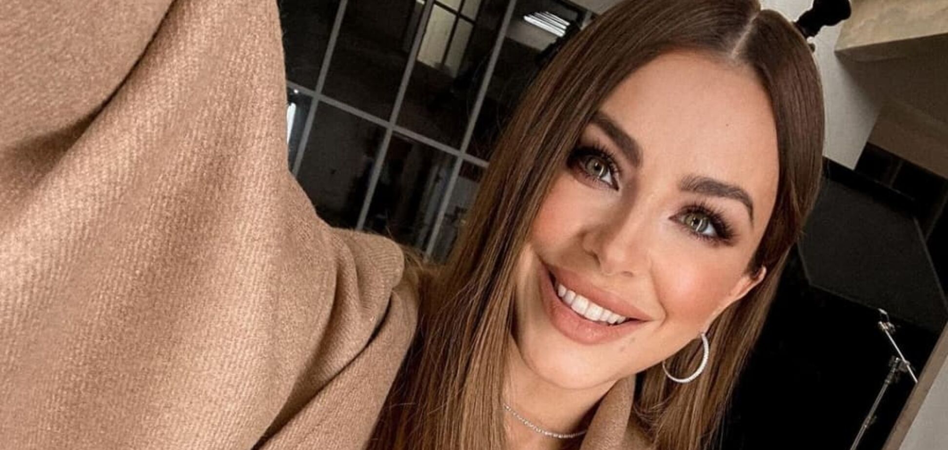 Ани Лорак показала роскошные формы в соблазнительном наряде