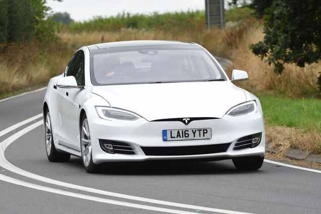 Автопілоти Tesla потрапили під розслідування NHTSA