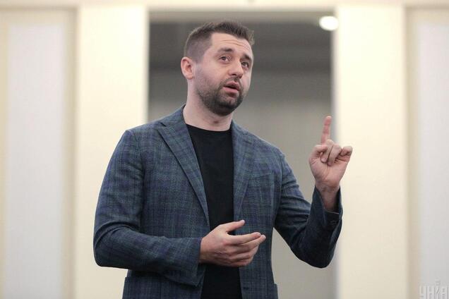 Арахамія задекларував нові автівки дружини і мільйонні статки