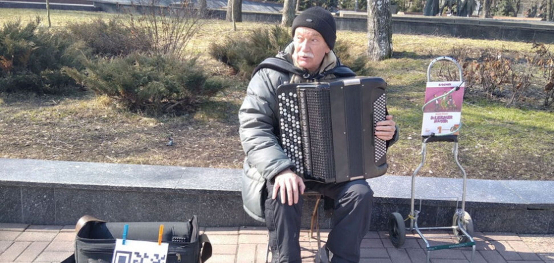 Вуличний музикант Олександр Шамігов приймає гроші через QR-код