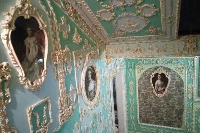 В сети показали фото киевского подъезда, который превратили в Версаль