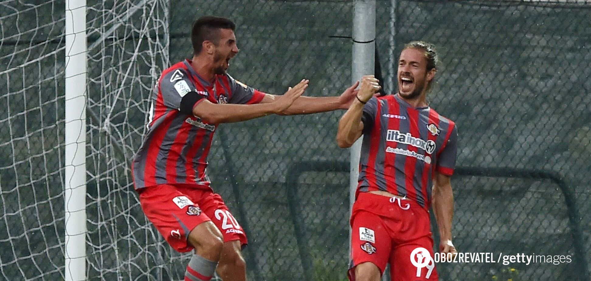 Микеле Кастаньетти (справа) празднует гол
