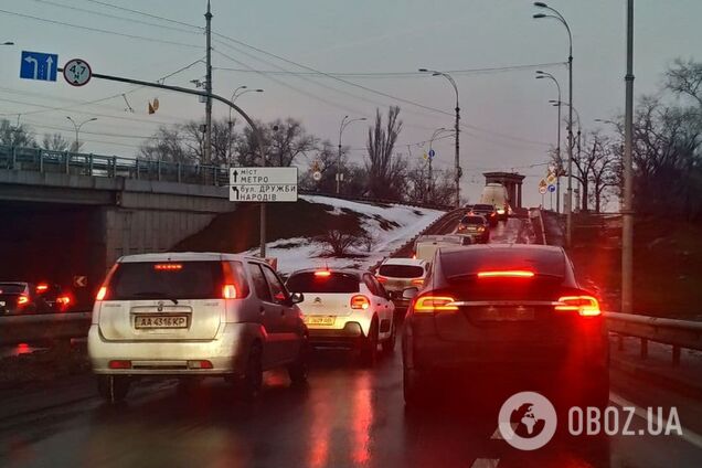 Проблеми з рухом для авто є по всьому місту