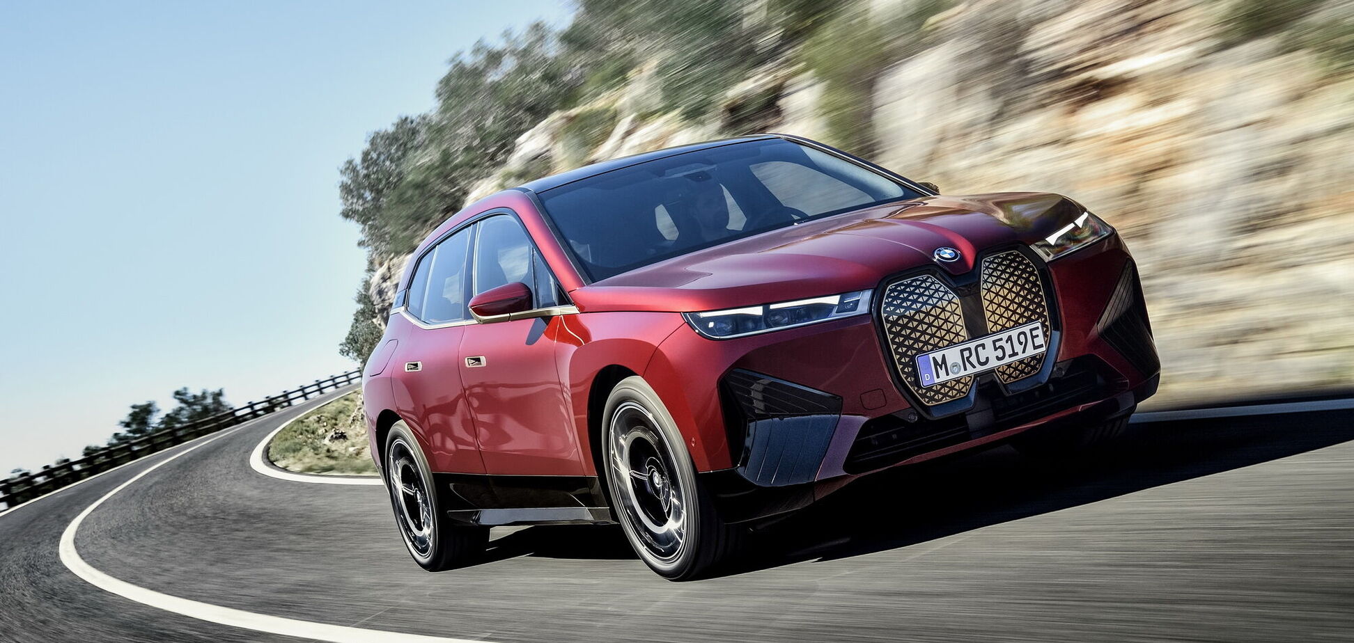 У BMW появился большой электрический кроссовер