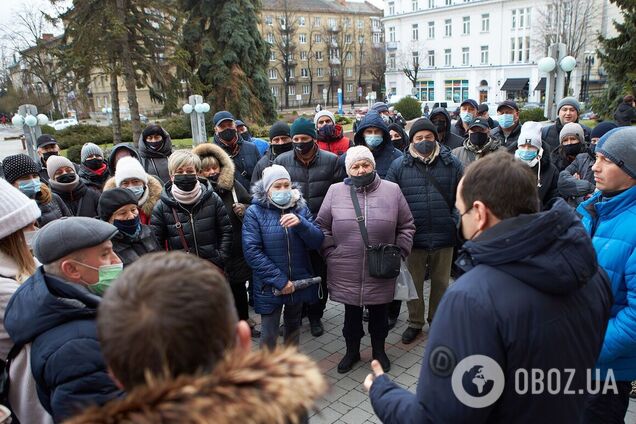 В 'червоному' Івано-Франківську люди вийшли під стіни ОДА. Фото і відео
