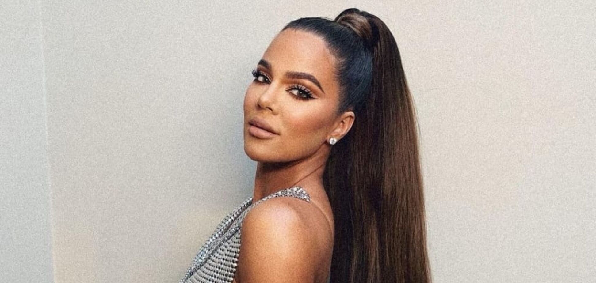 Хлої Кардаш'ян в стильному бікіні позувала в басейні