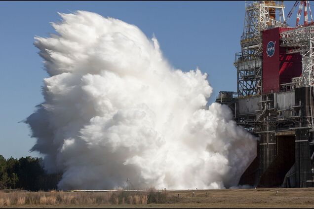 Испытание ракеты NASА для полета на Луну