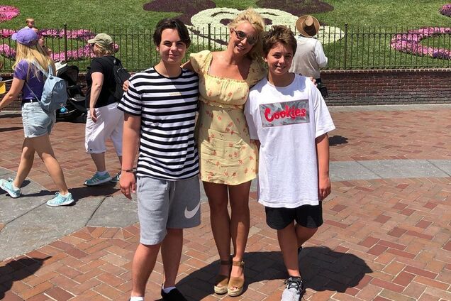 Бритни Спирс показала редкое фото с подросшими сыновьями