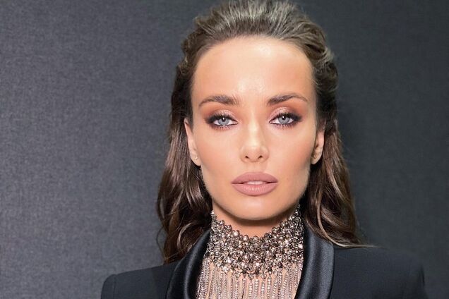 Ксения Мишина появилась в стильном наряде с обнаженной спиной