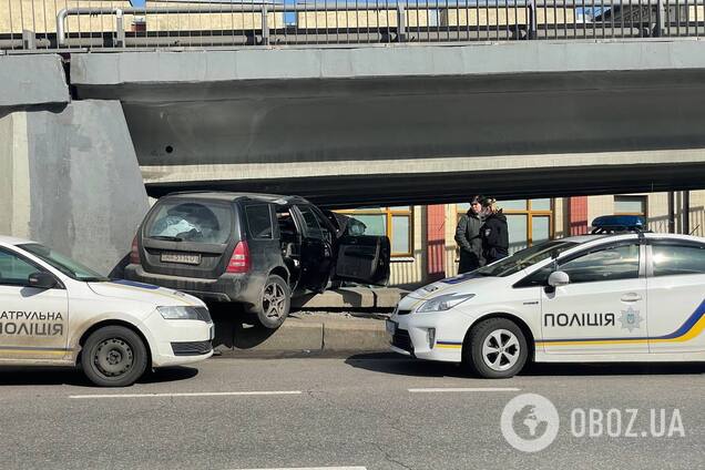 В Киеве авто влетело под эстакаду и застряло. Фото