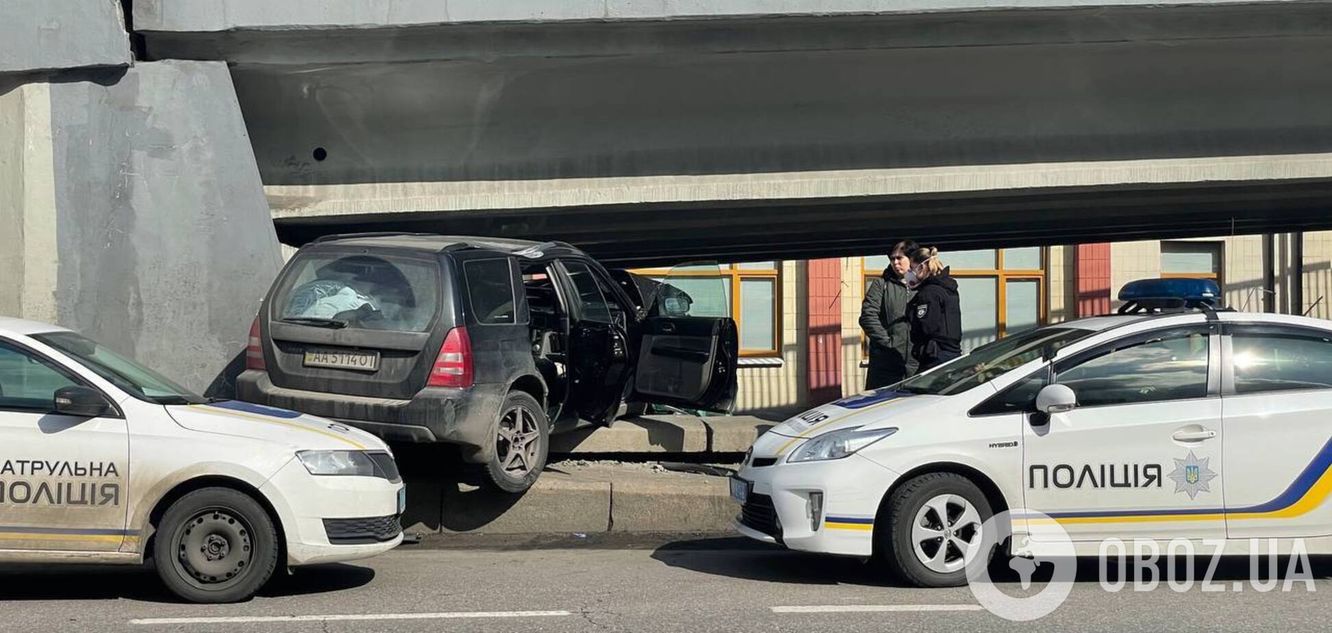 У Києві авто влетіло під естакаду та застрягло. Фото