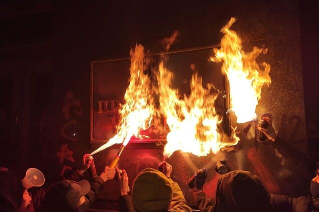 Офис президента облили краской и подожгли табличку