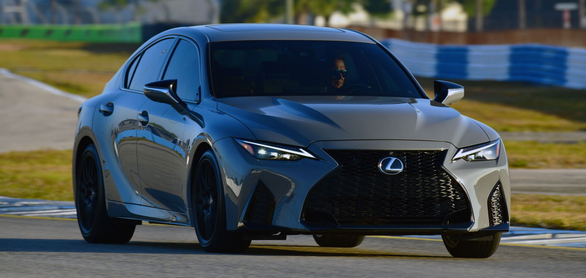 Lexus представил эксклюзивную версию седана IS