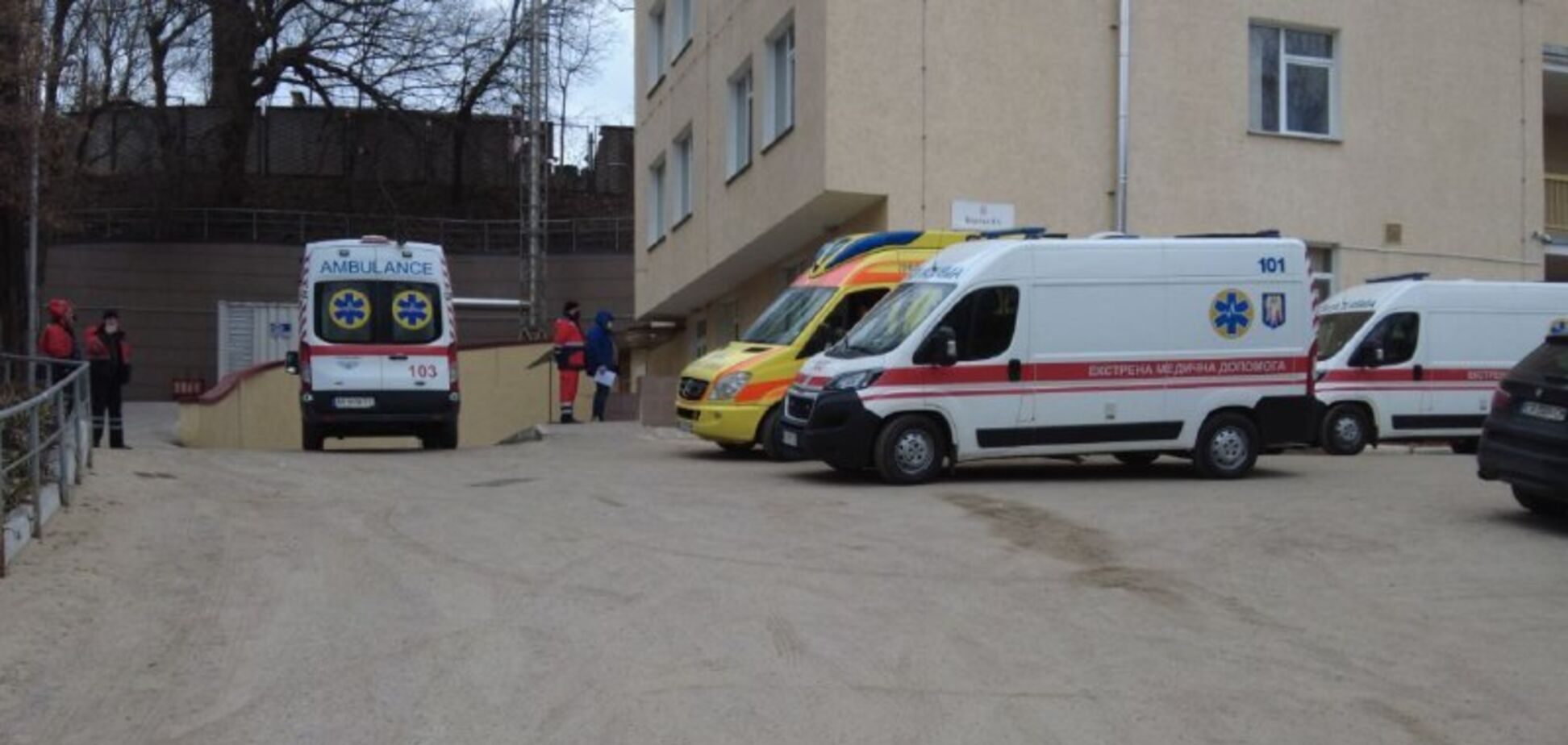 В Александровской больнице Киева выстроилась очередь из скорых с больными коронавирусом. Фото