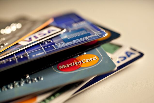 Українці переплачують за банківські комісії в рази більше, ніж європейці: названо причини