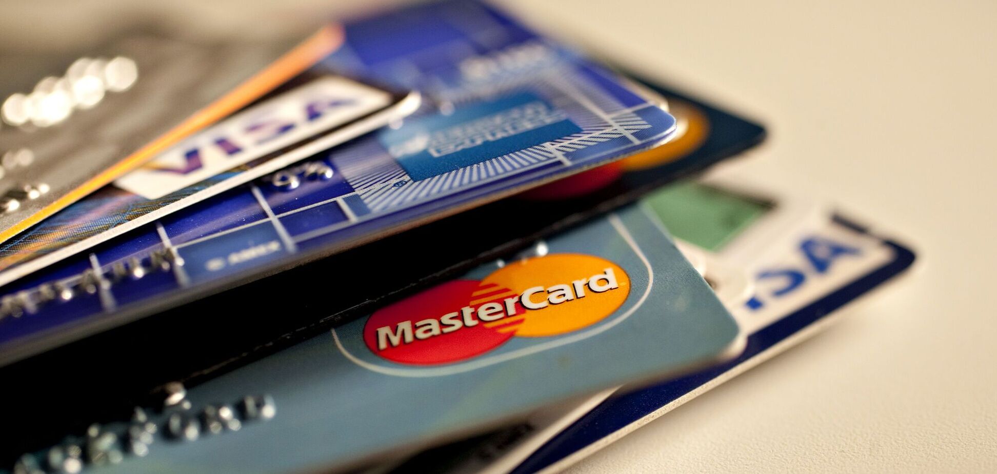 НБУ, Visa и Mastercard одобрили снижение комиссии за оплату