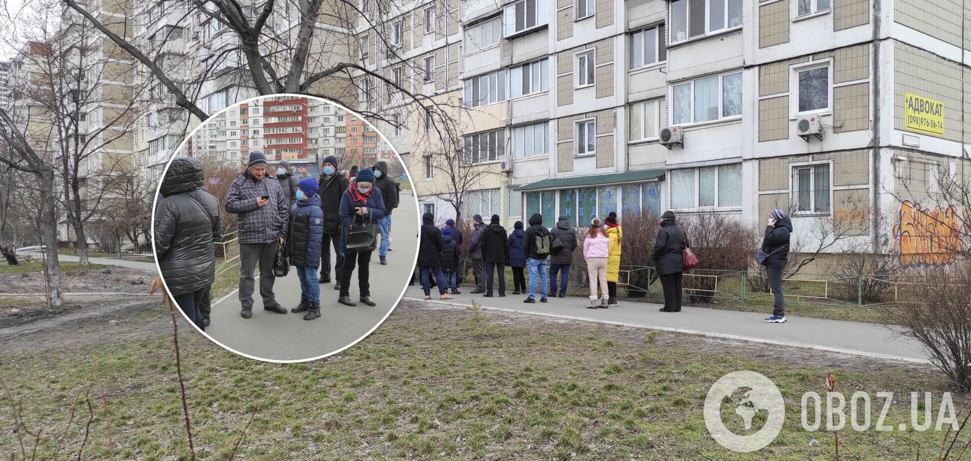 Люди стоять без дотримання дистанції