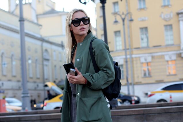 Загадочный цвет брендового плаща озадачил пользователей в сети