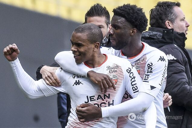 Арман Лорьянте празднует гол