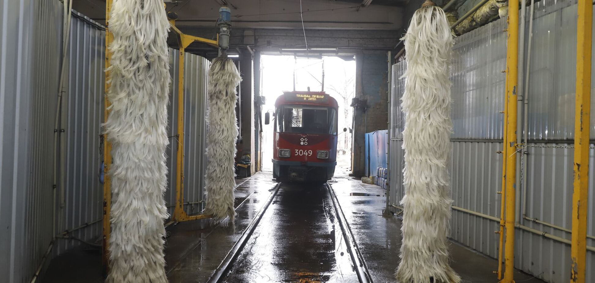В Днепре для мытья трамваев начали использовать повторно очищенную воду