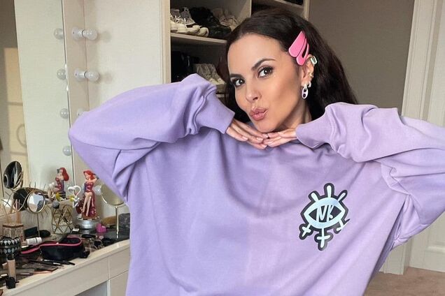 Настя Каменских показала фигуру в купальнике