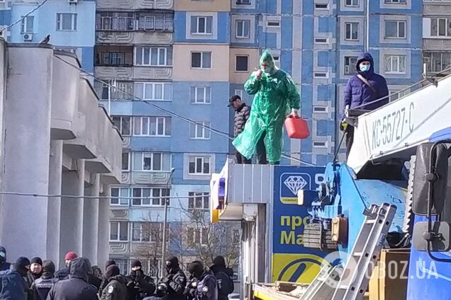 Война за киоски: в Киеве мужчина угрожал себя поджечь и поливал бензином все вокруг – реакция КГГА. Видео