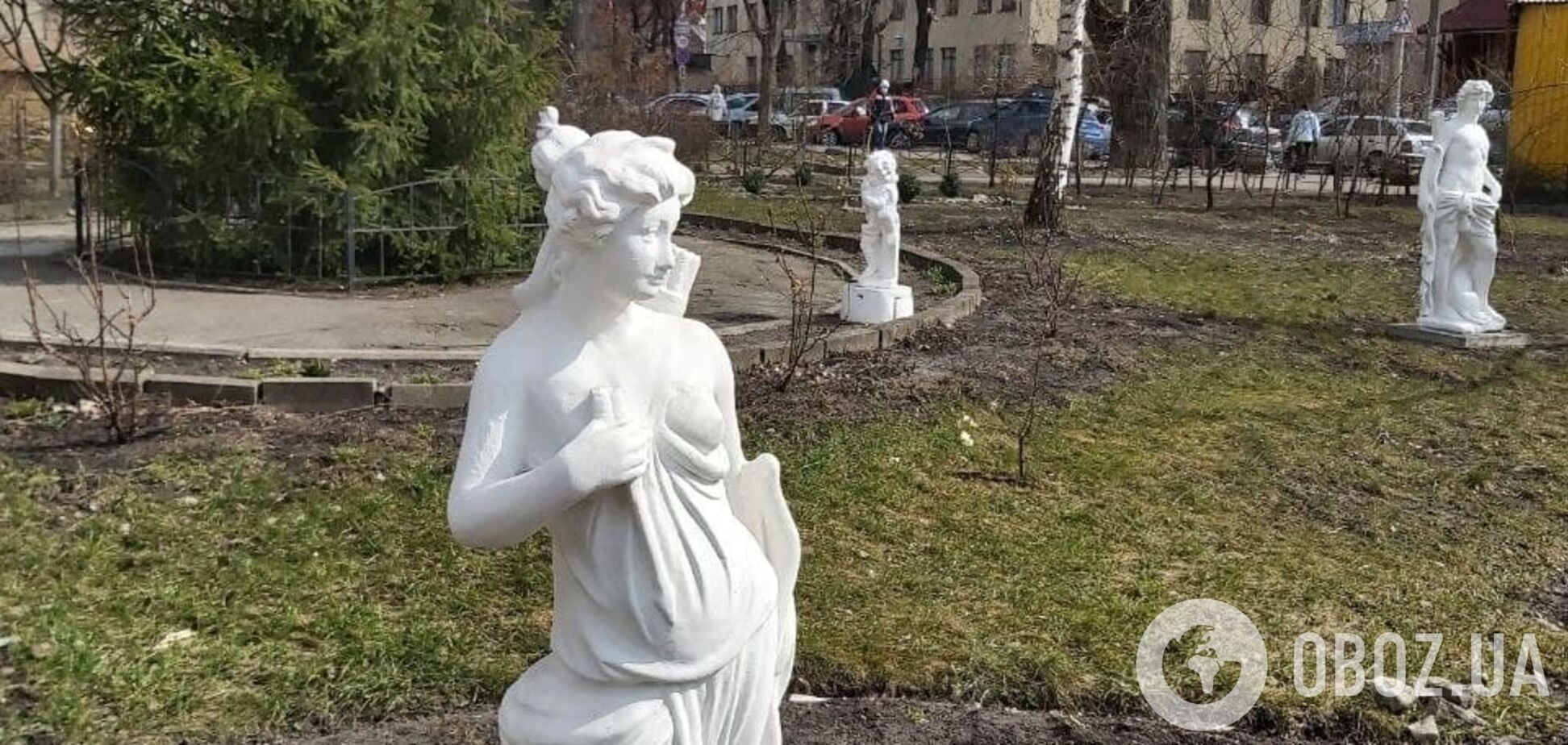 В Киеве двор спального района превратили в сад античных скульптур. Фото