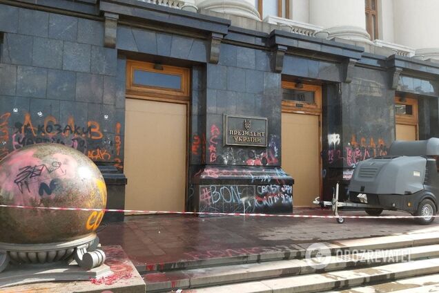 В Киеве здание Офиса президента отмывают вручную и немецкими машинами. Фото