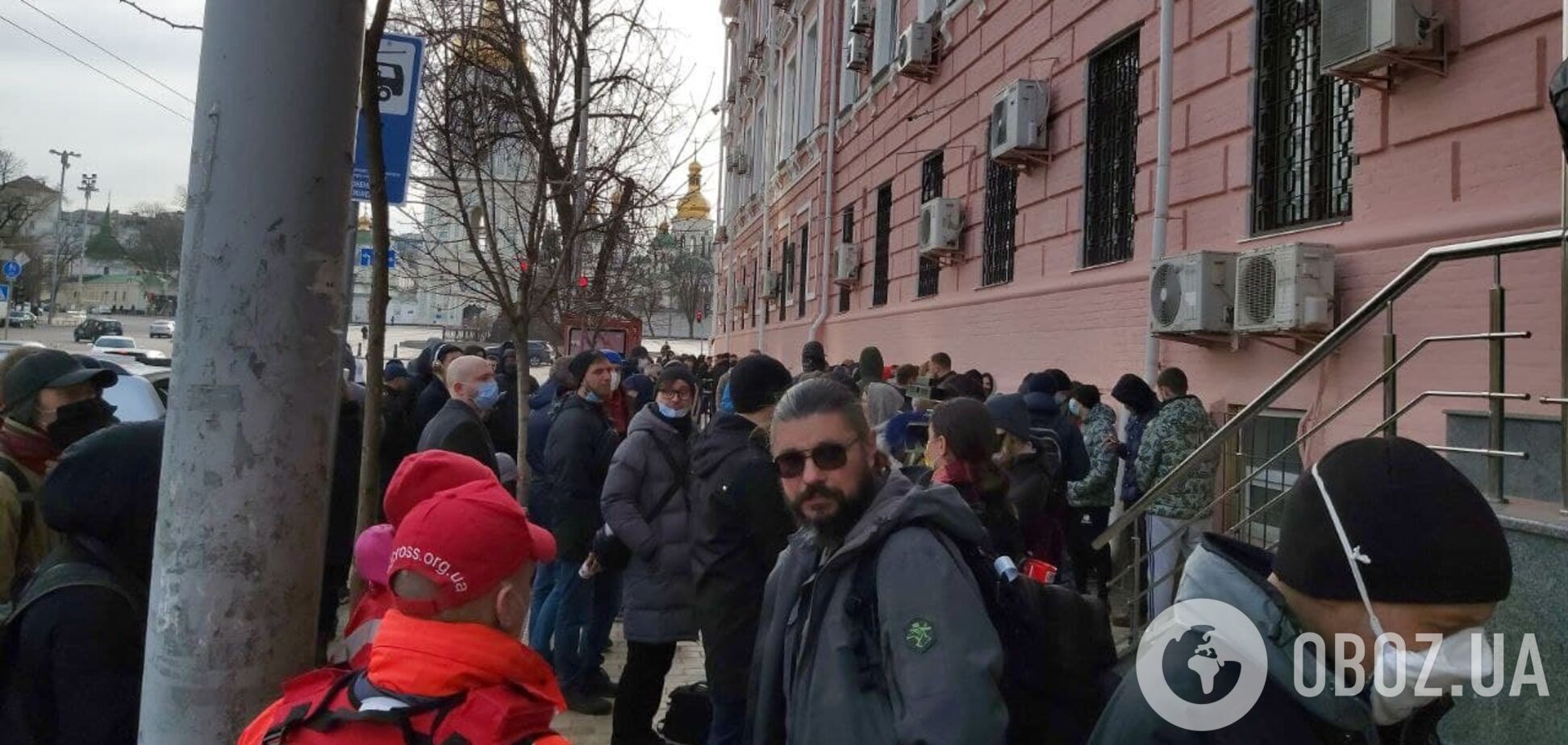 К Печерскому райсуду пришли люди в поддержку задержанных под ОП. Фото