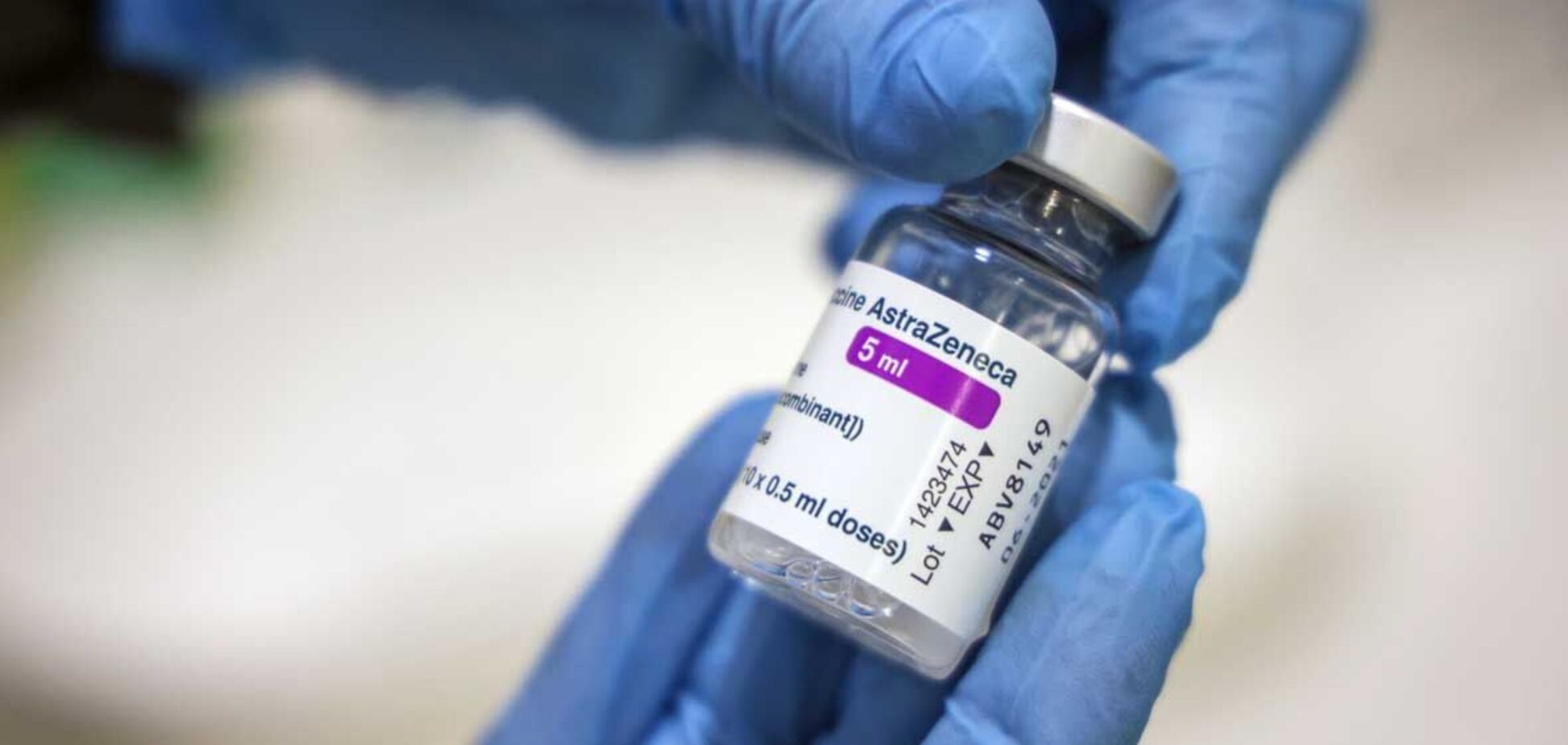 AstraZeneca: Канада призупинила вакцинацію через тромбозу