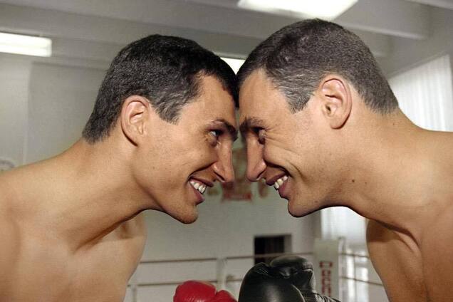 Виталий Кличко показал в сети фото своего брата в юности и поздравил его с 45-летием. Фото