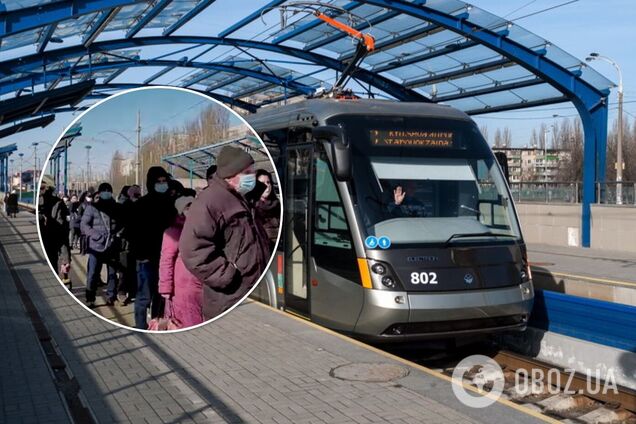 Люди стоят без дистанции, но в масках