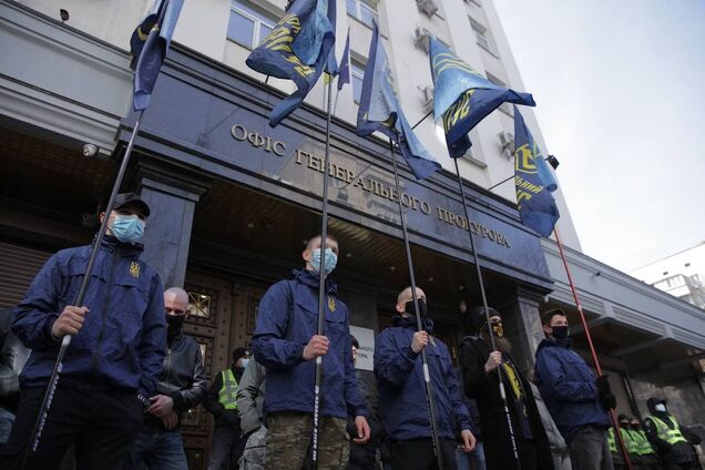 Национальный Корпус устроил перформанс под Офисом генпрокурора