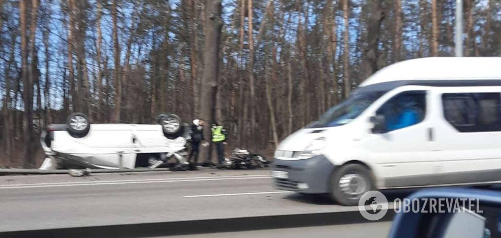 ДТП у Києві: автомобіль перекинувся посеред дороги — є постраждалі. Фото