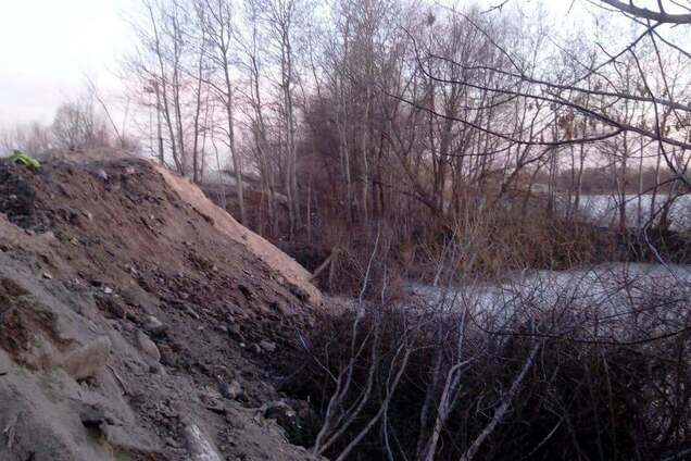 Озеро в Києві засипають будівельним сміттям: звернувся до поліції
