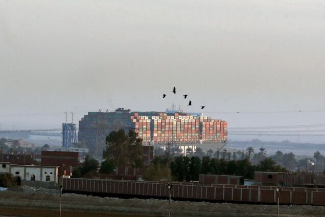 Застряглий у Суецькому каналі контейнеровоз не змогли зрушити з місця