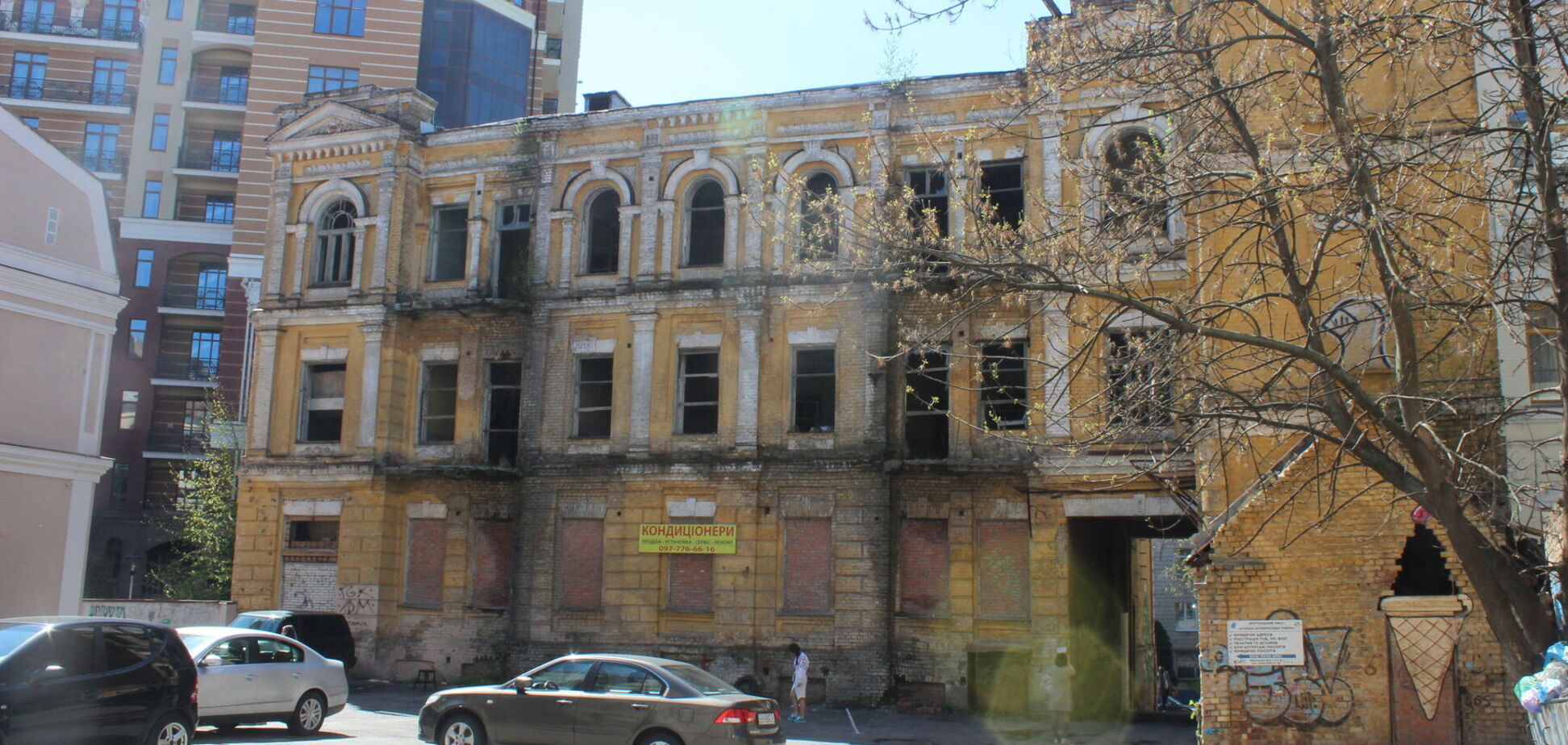 Здание находится в плохом состоянии