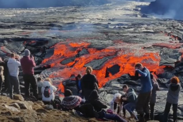 Розвага по-ісландськи: тисячі людей спостерігали за виверженням вулкана