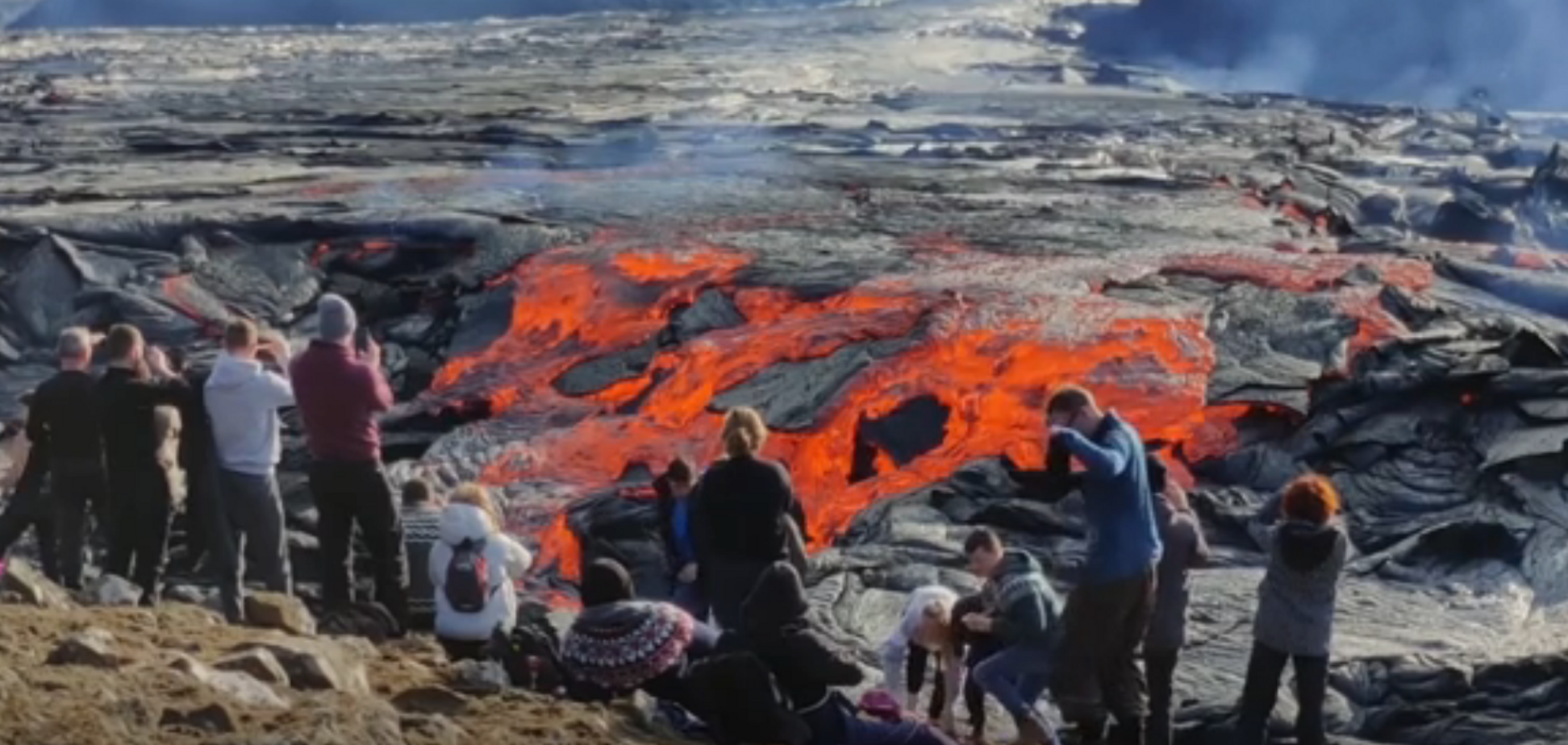 Розвага по-ісландськи: тисячі людей спостерігали за виверженням вулкана