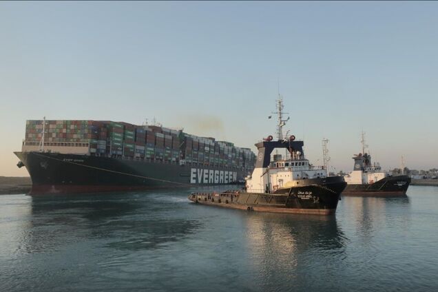 Снятый с мели контейнеровоз Ever Given снова блокировал Суэцкий канал. Фото и видео нового ЧП