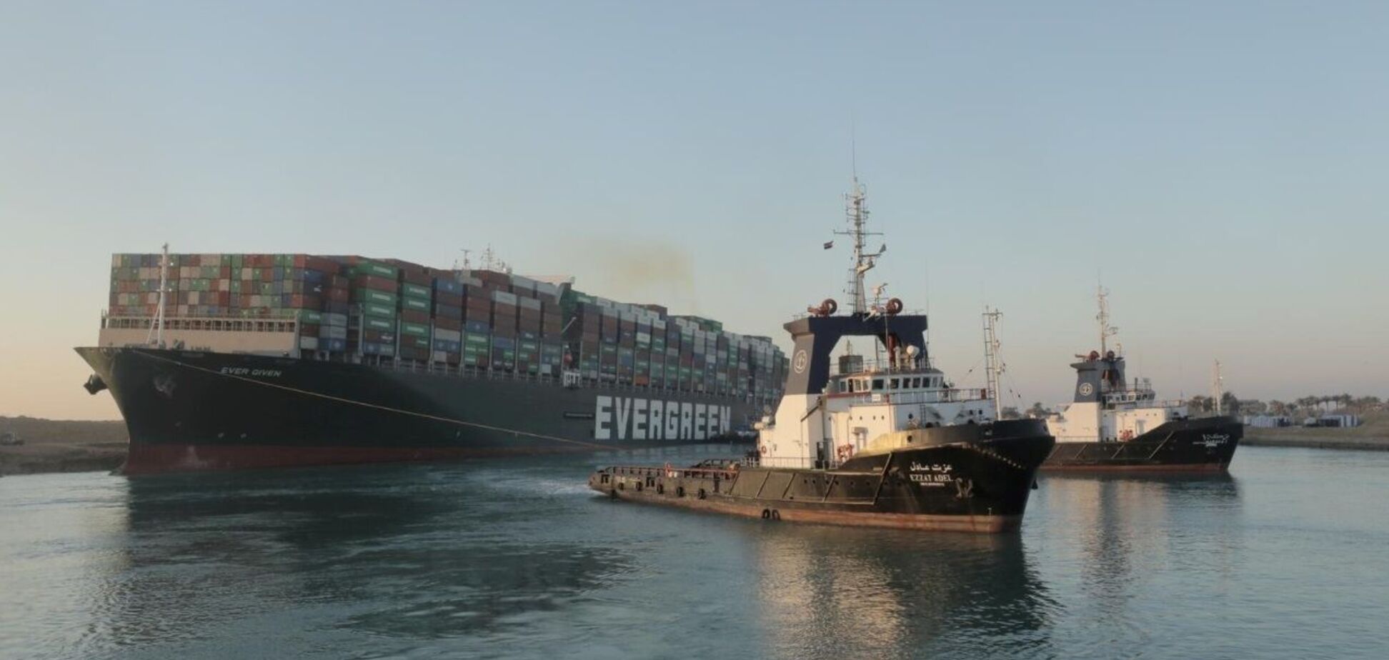 Знятий із мілини контейнеровоз Ever Given знову блокував Суецький канал. Фото і відео нової НП