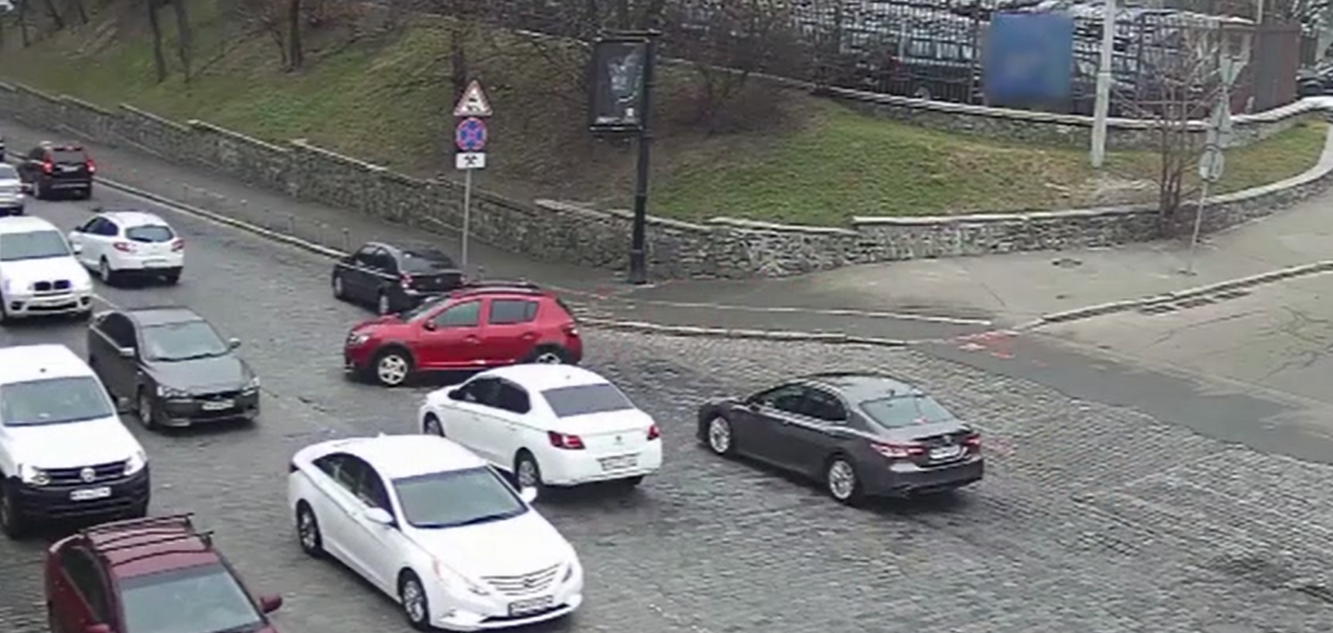 В Киеве автомобиль без водителя проехался по дороге и устроил ДТП. Видео