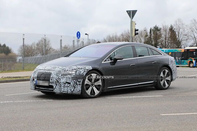 Mercedes-Benz EQS заметили почти без камуфляжа