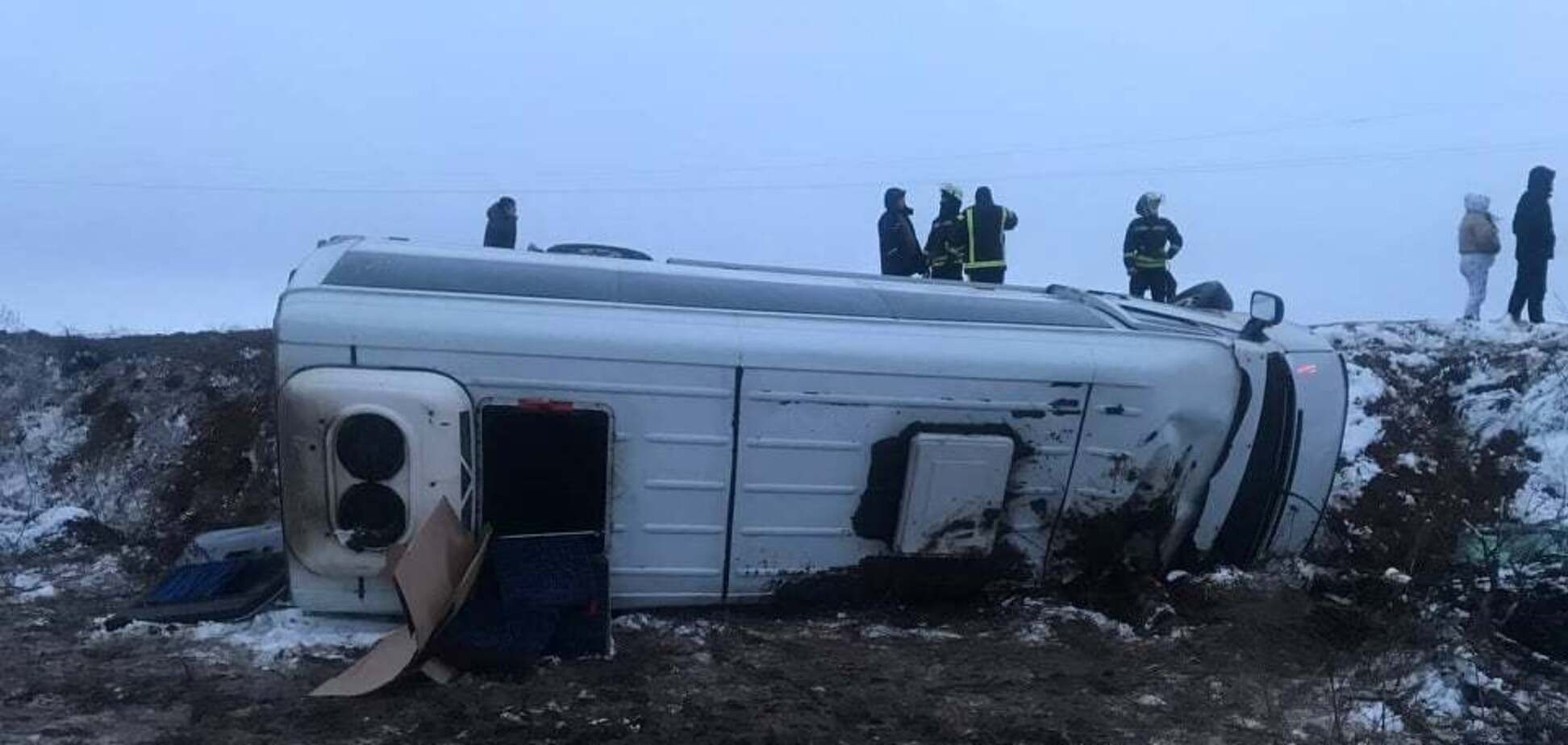 На Луганщине перевернулся пассажирский автобус, пострадали шесть человек. Фото